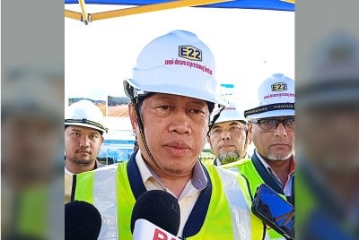 Ahmad pada sidang akhbar selepas melawat tapak projek pelebaran Lebuhraya Senai-Desaru Ekspresway pada Ahad.