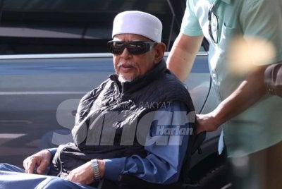 Abdul Hadi tiba di Hotel Tenera kira-kira jam 9.40 pagi pada Ahad dengan menggunakan kerusi roda dibantu oleh pegawainya.