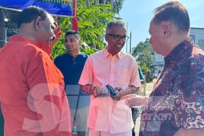Karunanithy (tengah) ketika beramah mesra dengan orang ramai ketika mengadakan lawatan di Jalan Kebun Bunga pada Ahad.