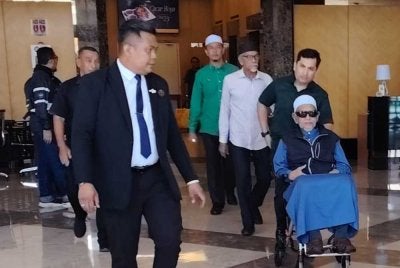 Presiden Pas (berkerusi roda) ditemui pemberita selepas menyertai program Permukiman Pas di Hotel Tenera, Bangi di sini pada Ahad.