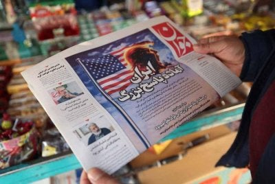 Tajuk muka depan akhbar dalam bahasa Parsi tertera 'Iran sedia bertindak balas lebih agresif' selepas AS mengancam untuk melancarkan perang terbuka.
