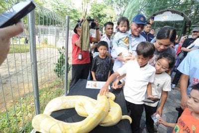Anwar (tengah) melawat Zoo Johor bersama cucu pada Ahad. 