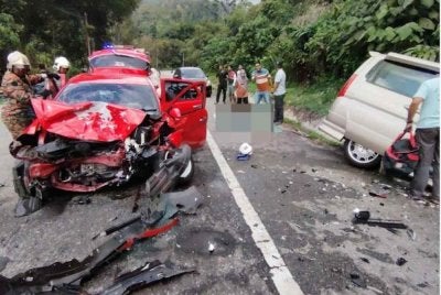 Keadaan kenderaan yang terlibat dalam kejadian kemalangan di KM13 Jalan Cameron Highlands–Simpang Pulai, di sini, petang Ahad.
