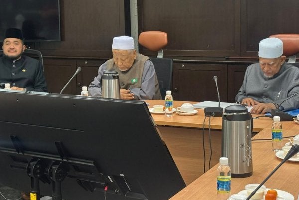 Hashim (tengah) ketika menghadiri mesyuarat Majlis Syura Ulamak Pas di Pejabat Agung Pas Kuala Lumpur pada 27 Januari lalu. Foto Facebook Tuan Guru Haji Hashim Jasin.