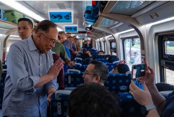 Anwar meninjau operasi ETS3 Keretapi Tanah Melayu Bhd (KTMB) dari Kuala Lumpur ke Johor Bahru. Foto FB Anwar Ibrahim 