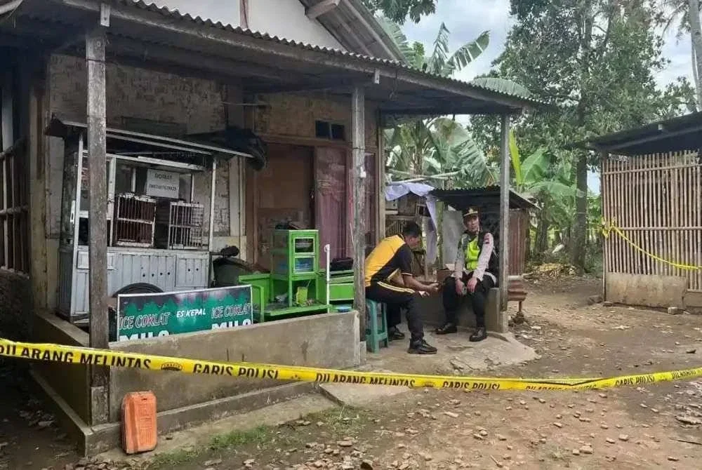 Jasad mangsa ditemui dalam keadaan menyayat hati di dalam karung di belakang rumah jiran yang terletak kira-kira 20 meter dari kediaman keluarganya pada Jumaat lalu. Foto Agensi