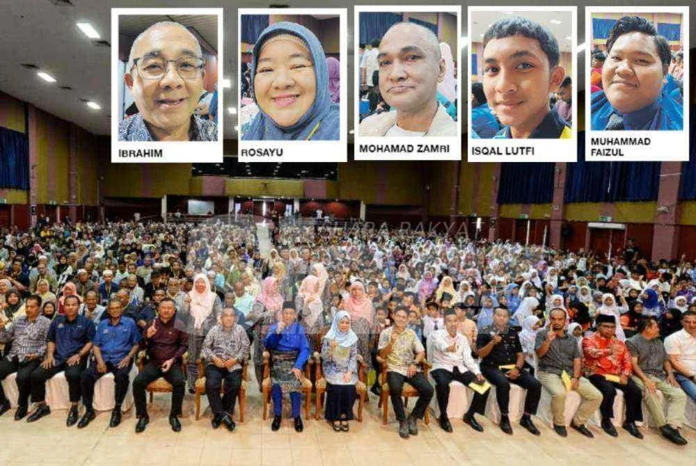 Ibrahim bersama Sh Mohamed Puzi bergambar bersama 800 penerima bantuan zakat di daerah Pekan pada Sabtu.