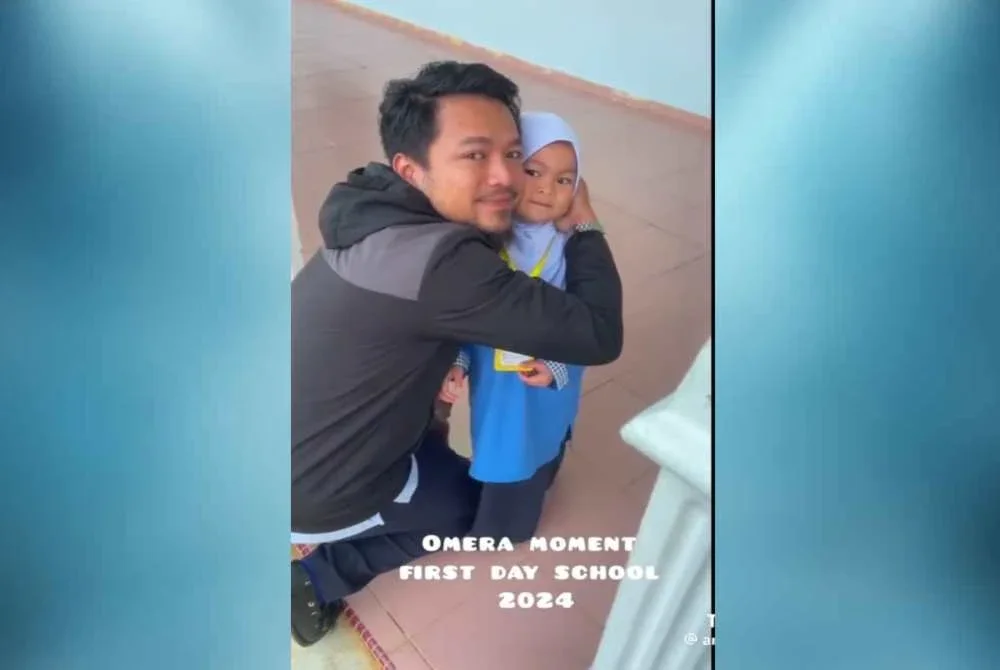 Gambar kenangan Wan Omera bersama bapanya semasa bapanya masih sihat. 