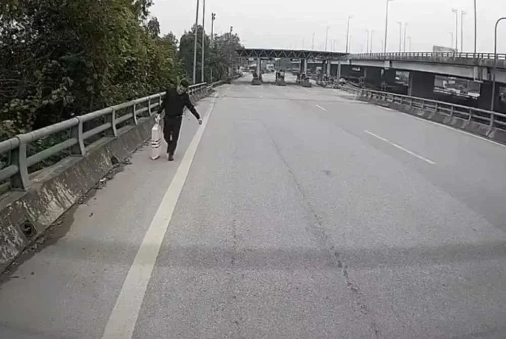 Wang tunai berjumlah RM150, 000 yang ditemukan Huan di tengah lebuh raya. - Foto: Agensi