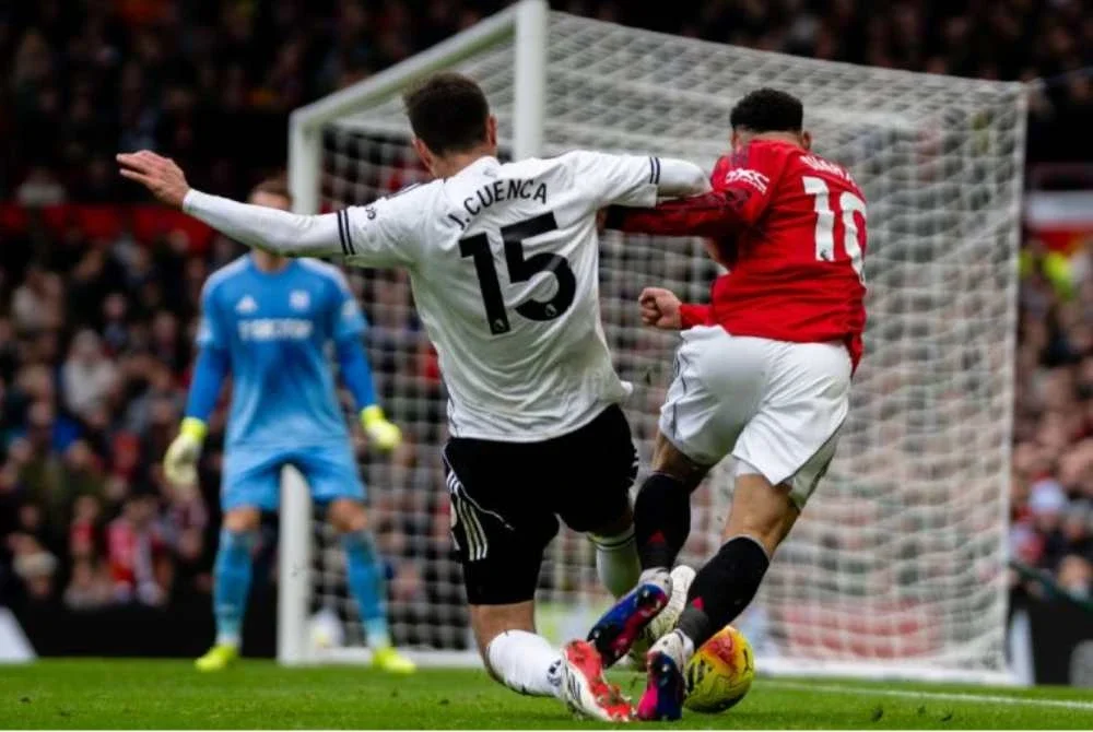 Insiden yang berlaku menyumbang kepada gol pertama United. - Foto: Agensi