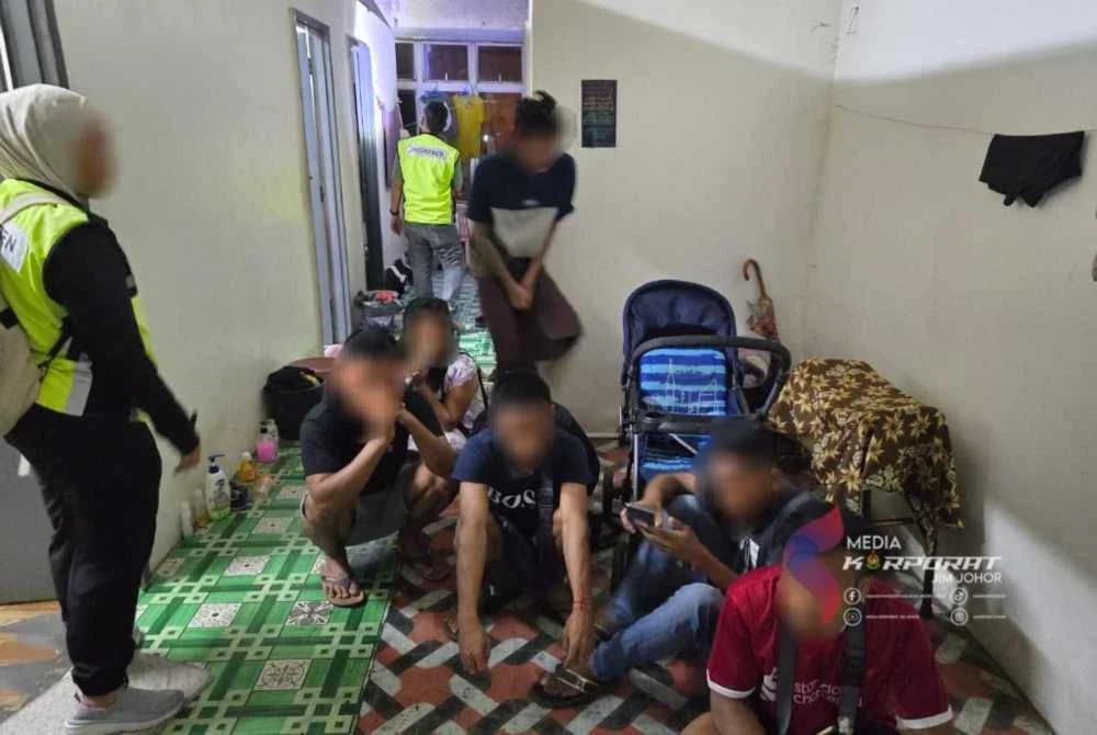 Warga asing yang ditahan di sekitar Senai, Kulai pada Ahad. - Foto JIM Johor