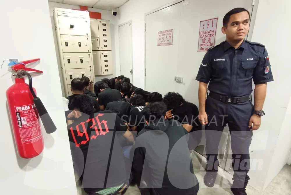 Sebahagian penyokong Selangor FC yang dibawa ke Mahkamah Majistret Kuala Terengganu pada Isnin bagi permohonan reman atas pelbagai kesalahan ketika Perlawanan Liga Super Terengganu FC melawan Selangor FC di Stadium Sultan Mizan Zainal Abidin, Kuala Nerus.