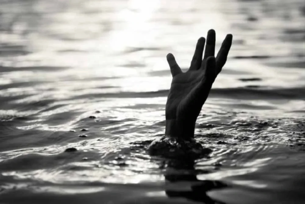 Seorang nelayan yang dilaporkan hilang selepas tercampak ke laut apabila bot dinaikinya dilanggar bot lain di perairan Pengerang.- Gambar hiasan.