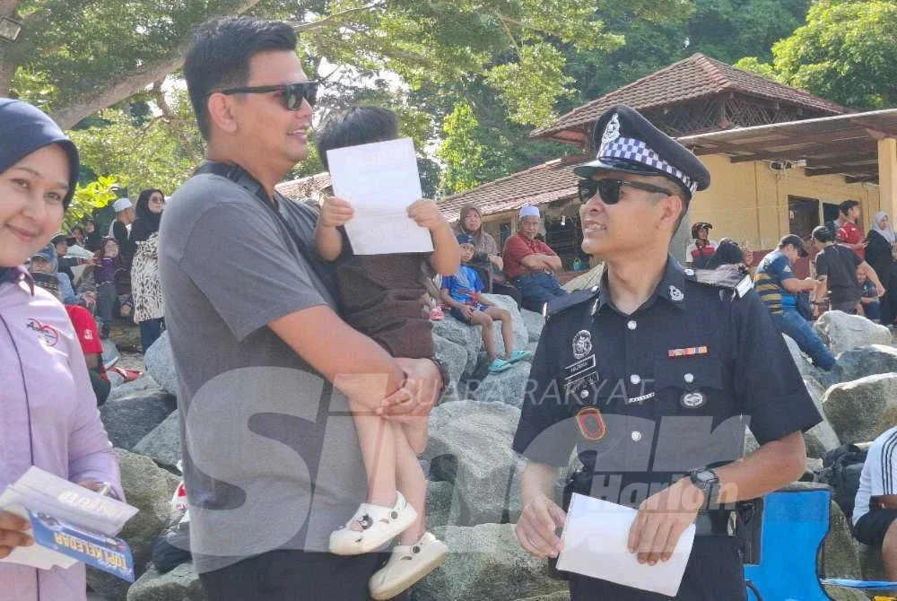 Polis Pelancong Balai Polis Pangkor ditugaskan bagi memastikan keselamatan pengunjung di darat.