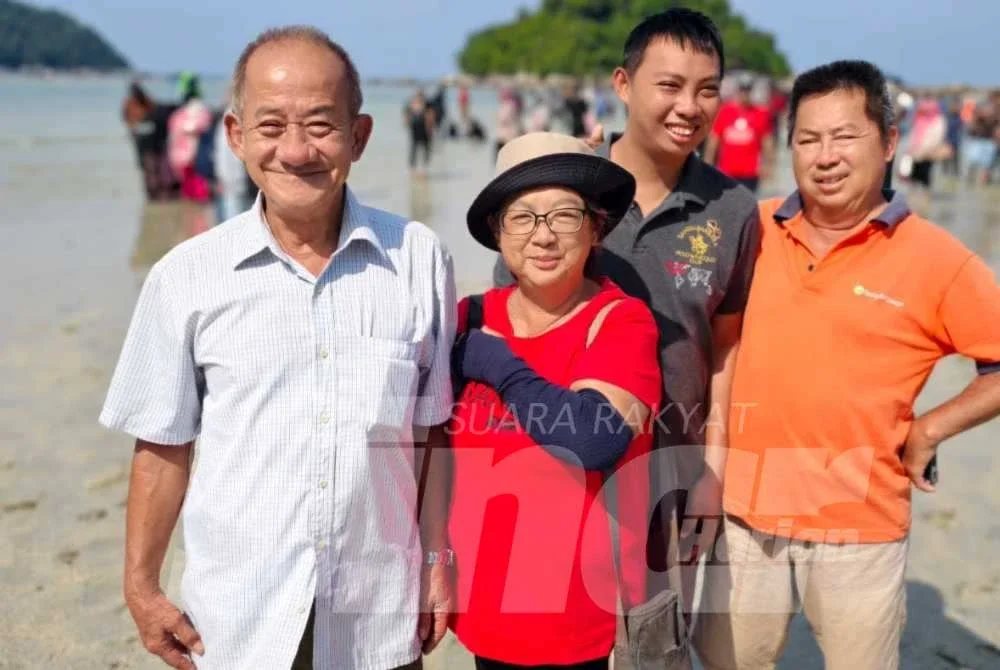 Pelancong warga emas dari Ipoh, Kang Hock Seng (kiri) bersama keluarga datang bercuti selama tiga ke Pulau Pangkor semata-mata untuk menyaksikan fenomena tersebut.