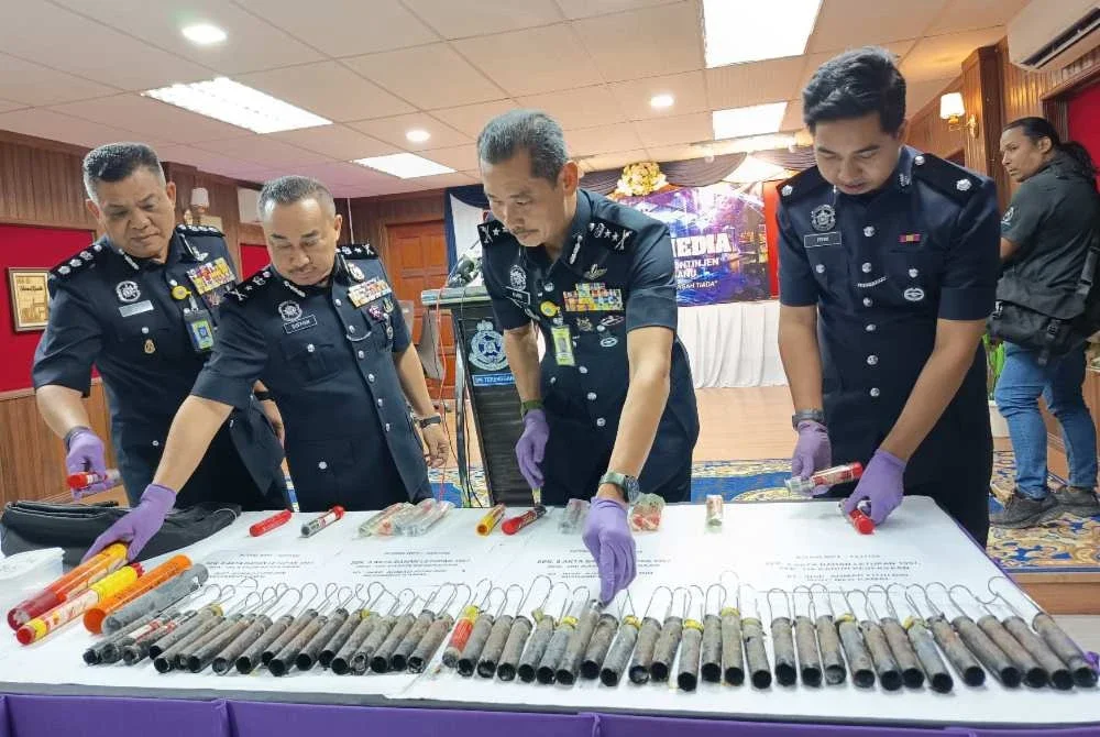 Ketua Polis Terengganu, Datuk Mohd Khairi Khairudin (tengah) menunjukkan suar dirampas daripada penyokong Selangor FC.