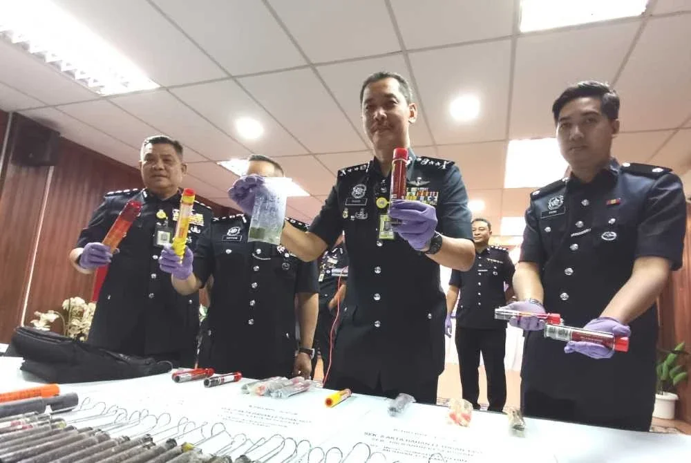 Ketua Polis Terengganu, Datuk Mohd Khairi Khairudin (tengah) menunjukkan antara barangan dirampas daripada penyokong Selangor FC.