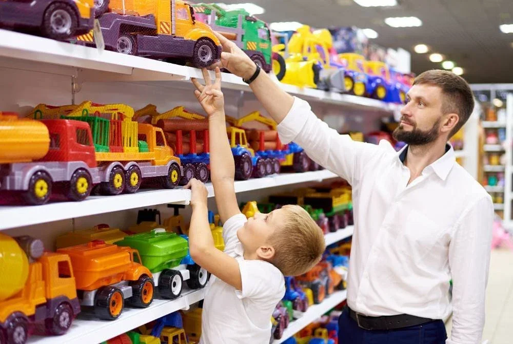 IBU BAPA sepatutnya menjadi teladan buat anak-anak dan melatih mereka untuk merasa cukup dengan mainan yang sedikit. Foto Canva