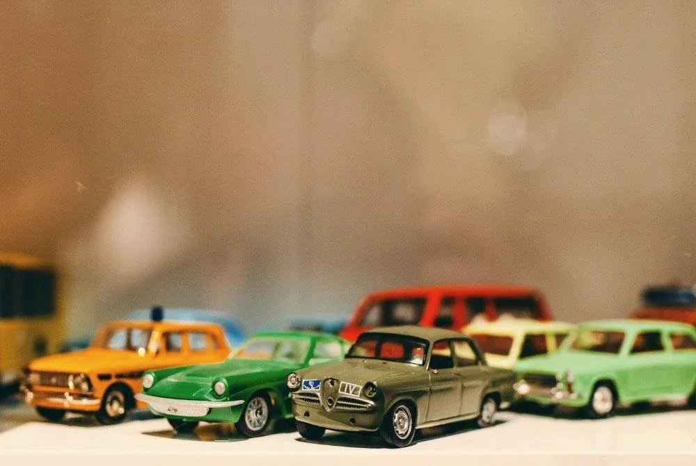 KOLEKSI kereta mainan turut dipasarkan melalui blind box. Foto Canva