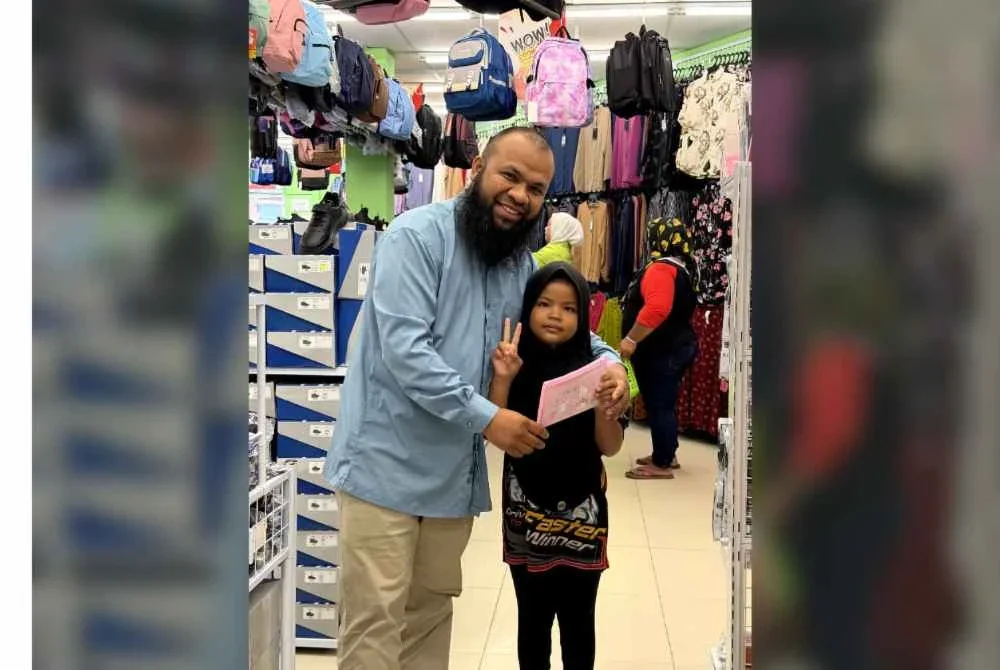 Datuk Azlan Al Amin membawa Mia membeli kelengkapan sekolah.