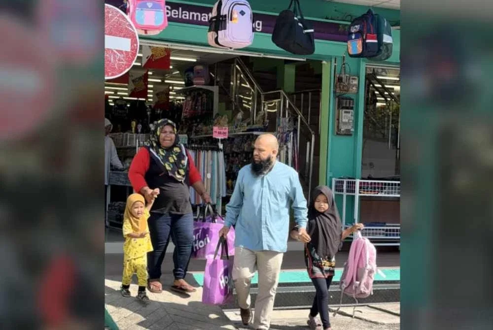 Datuk Azlan Al Amin membawa Mia membeli kelengkapan sekolah di sebuah pasaraya, baru-baru ini.