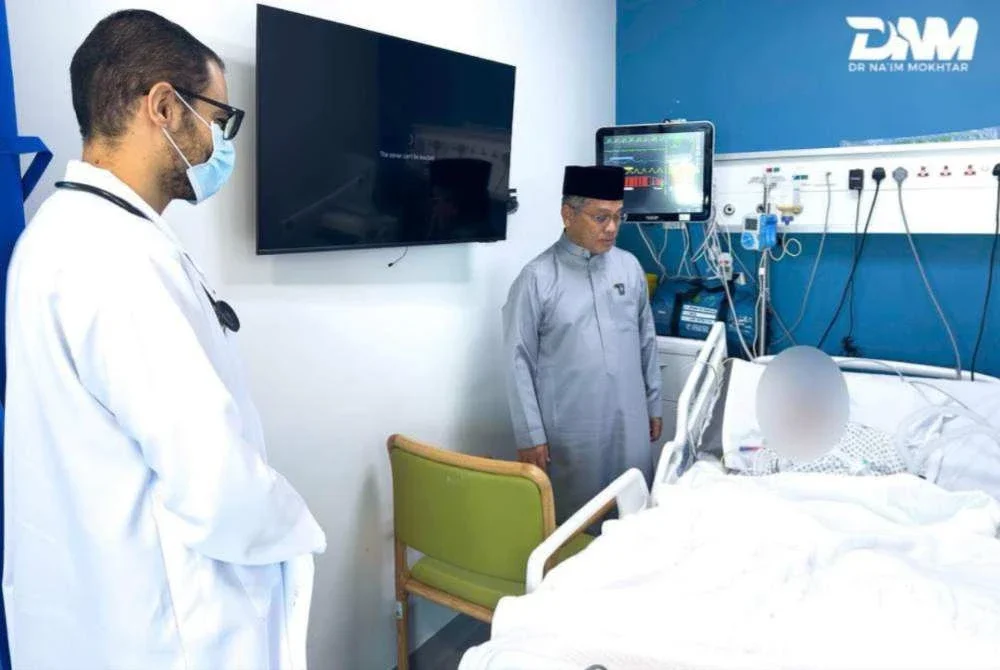 Mohd Na’im (kanan) melawat Asmah di Hospital Saudi German di Makkah pada 10 November lalu.