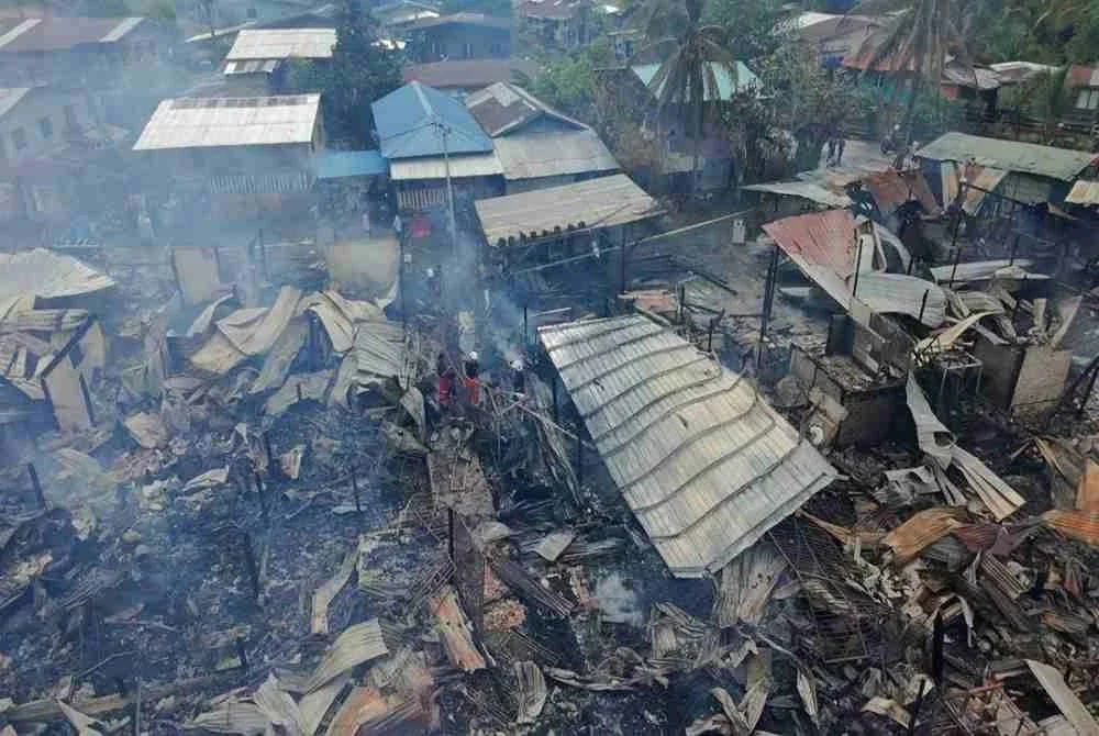 40 rumah di Kampung Titingan musnah dalam kebakaran pagi tadi. Foto media sosial