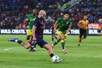 Pemain JDT, Joao Vitor Brandao Figueiredo (kiri) melakukan sepakan gol ketika menentang Imigresen FC pada perlawanan Liga Super di Stadium Sultan Ibrahim hari ini. - Foto Bernama