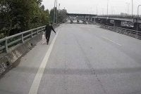 Wang tunai berjumlah RM150, 000 yang ditemukan Huan di tengah lebuh raya. - Foto: Agensi