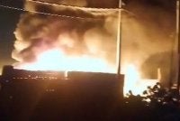 Keadaan kebakaran di sebuah gudang simpanan barang kitar semula pada awal pagi Isnin.