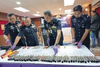 Ketua Polis Terengganu, Datuk Mohd Khairi Khairudin (tengah) menunjukkan suar dirampas daripada penyokong Selangor FC.