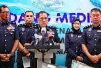 Rusdi (tengah) menyatakan statistik Januari hingga Disember menunjukkan WhatsApp mendominasi dengan 43 peratus kes penipuan tawaran pekerjaan di Malaysia.