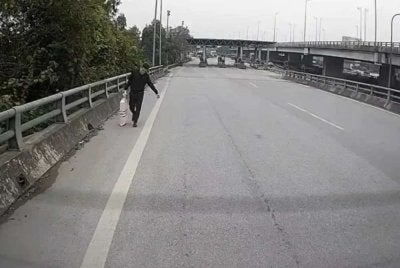 Wang tunai berjumlah RM150, 000 yang ditemukan Huan di tengah lebuh raya. - Foto: Agensi