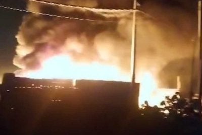 Keadaan kebakaran di sebuah gudang simpanan barang kitar semula pada awal pagi Isnin.