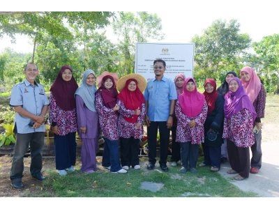 Damarulan (enam dari kiri) bergambar bersama-sama sebahagian ahli Projek Agro Lestari Bonda di sini. / Foto: Mohd Halim Abdul Wahid
