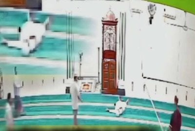 Allahyarham dikatakan rebah tiba-tiba ketika mengalunkan azan.