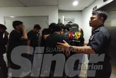 Antara penyokong Selangor FC dibawa ke Mahkamah Majistret Kuala Terengganu pada Isnin bagi permohonan reman atas pelbagai kesalahan ketika Perlawanan Liga Super Terengganu FC melawan Selangor FC di Stadium Sultan Mizan Zainal Abidin, Kuala Nerus.