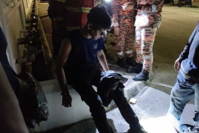 Salah seorang penguat kuasa yang mengalami kecederaan dalam kejadian pada malam Ahad.