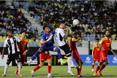 Penjaga gol Selangor, Kalamullah Al Hafiz Mat Rowi (tengah) menyelamatkan gawang pasukannya semasa bertemu Terengganu dalam aksi Liga Super di Stadium Sultan Mizan Zainal Abidin, malam tadi. Foto: Bernama