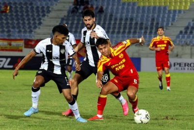 Pemain TFC, Muhammad Azam Azmi (kiri) mengasak pemain Selangor FC, Laine Nooa Hamzah pada aksi Liga Super Malaysia di Stadium Sultan Mizan Zainal Abidin, Gong Badak pada Ahad. Foto Bernama