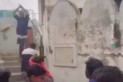 Tindakan seorang lelaki Muslim mempertahankan majid meskipun hanya sebelah kaki mendapat pujian ramai.- Agensi