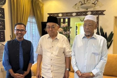 Hashim (kanan) menerima kunjungan mahabbah Dusuki (tengah) yang turut disertai Wan Ji.