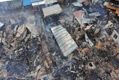 Kira-kira 40 rumah musnah dalam kebakaran di Kampung Titingan berdekatan Sekolah Kebangsaan Kampung Titingan, di sini pagi Isnin. Foto media sosial 