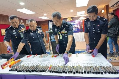 Ketua Polis Terengganu, Datuk Mohd Khairi Khairudin (tengah) menunjukkan suar dirampas daripada penyokong Selangor FC.