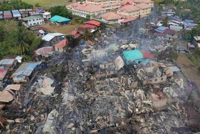 Kira-kira 40 rumah musnah dalam kebakaran di Kampung Titingan berdekatan Sekolah Kebangsaan Kampung Titingan, pagi Isnin. Foto media sosial