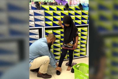 Datuk Azlan Al Amin membawa Mia ke sebuah pasaraya bagi membeli kelengkapan sekolah termasuk menyediakan yuran pendaftaran sekolah.