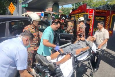 Mangsa yang tidak sedarkan diri dibawa ke hospital untuk rawatan lanjut.