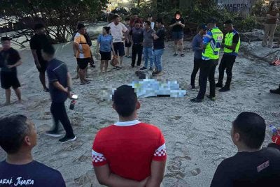 Nelayan ditemui lemas di kawasan Yard Kampung Tanjung Che Lahom, Pengerang, Kota Tinggi. - Foto JBPM Johor