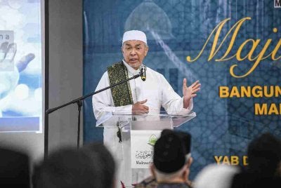 Ahmad Zahid ketika menyampaikan ucapan pada Perasmian Bangunan Tambahan Baharu (Fasa 1) Madrasathul Gouthiyyah (Surau Jumaat), pada Isnin. Foto Bernama
