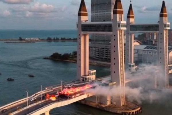 Gambar tular menunjukkan tindakan menyalakan suar di atas Jambatan Angkat membahayakan dan mengganggu orang awam.